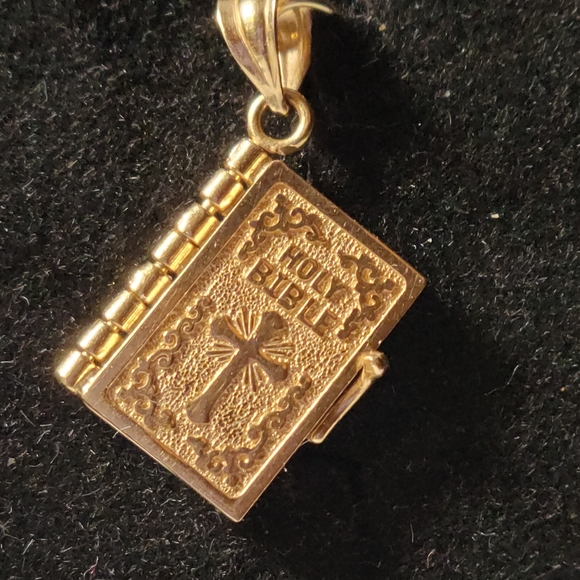SOLD 14k Gold Bible Pendant w/ 5 Movable Pages inscribed w/ Lord's Prayer 3.28g - Picture 3 of 14
